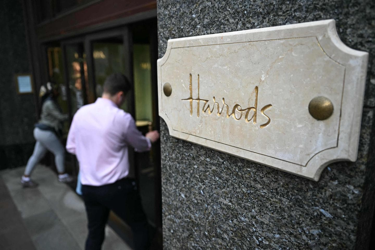 Four Individuals Arrested in the UK for Alleged Hacking of Marks & Spencer and Harrods