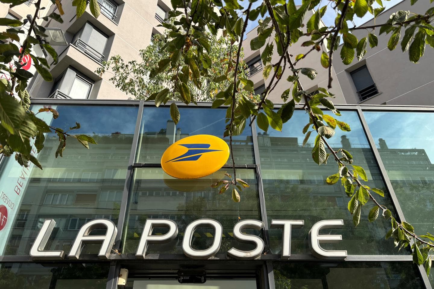 La Poste DDoS Attack Disrupts Services; BPCE Reports Concurrent Outage