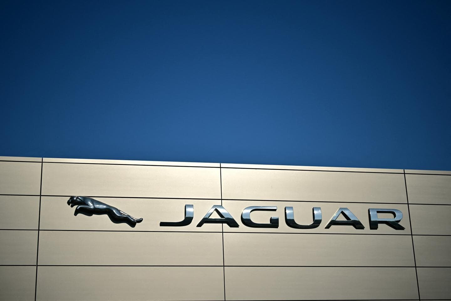 Medium-Severity Cyberattack on Jaguar Land Rover Triggers 0.1% Contraction in UK Economy